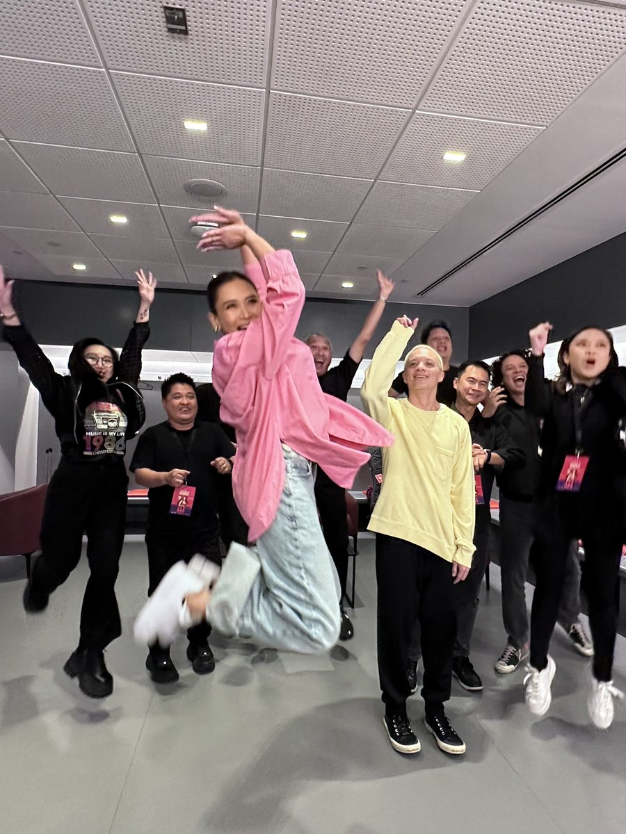 SG cutie! 😍 jumpshot with coach Bamboo and the band! Ang tataas ng energy hahaha!

📸 Mother Chai