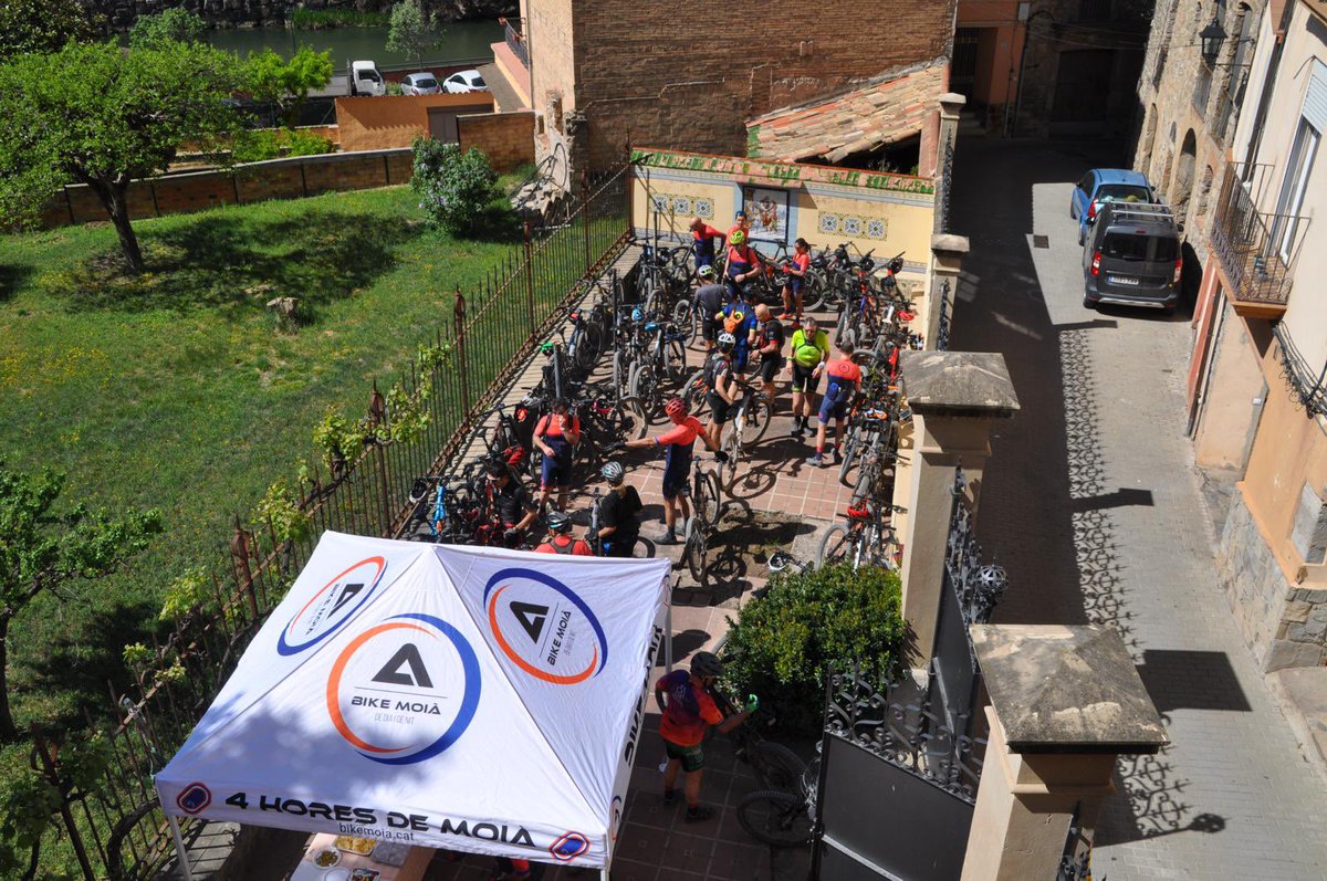 Esport i cultura, això passa amb Bike Moià!

Aquest diumenge passat més de 50 bikers Moianesos vam poder gaudir d'una bona sortida de BTT amb destí al palauet modernista Ca l'Arau de Sallent, ens van fer una visita guiada i un vermut increïble 🤩🔝

Bike Moià som tots i totes 👊🏻