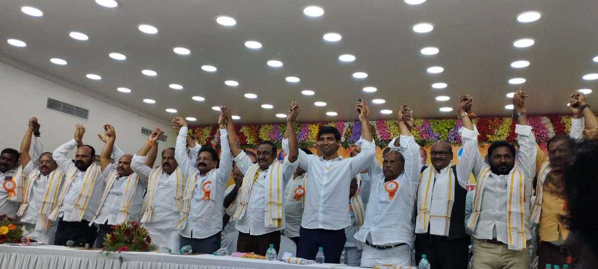 JilaniiSyed's tweet photo. నరసరావుపేటలో జరిగిన ఆర్యవైశ్యుల ఆత్మీయ సమావ��శంలో ఉమ్మడి అభ్యర్థులు @Dr_Chadalavada @SriKrishnaLavu గార్లతో కలిసి ఈ కార్యక్రమంలో పాల్గొనడం జరిగింది. 

#JanaSenaParty #TeluguDesamParty #JSPTDPBJPAlliance #JanaSenaNarasaraopet #JanaSenaNRT https://t.co/W3OUoWAtmV