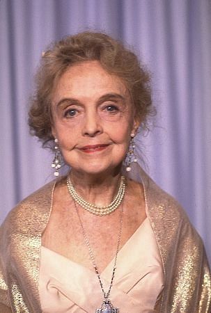 Lillian Gish was so beautiful, especially as she aged. No work needed. Just a good life. That's how you do it. #TCM #SilentSundayNights #TCMParty #TCM30