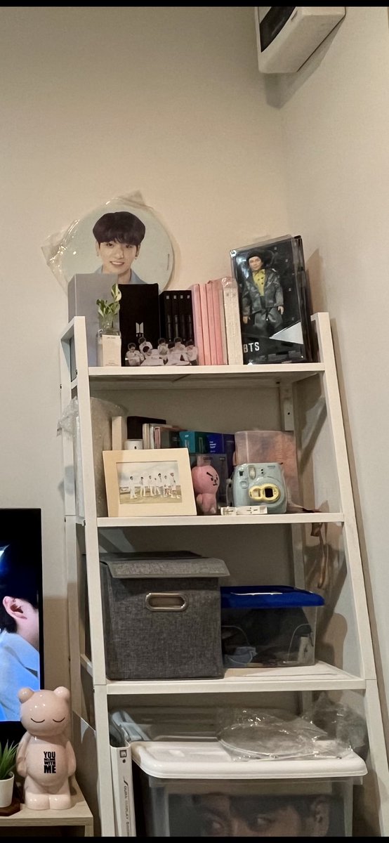 AnyAnymanee's tweet photo. ปล่อยของสะสม #วงบังทันBTS
แบบถูกๆไปเลยให้สำหรับคนที่รักอยากได้ไปสะสมต่อ 
ทักมาสอบถามได้นะคะ มีมากกว่าที่ถ่ายไว้มีเกือบทุกบั้ม 
บั้มเปล่าขาย60-100 บาท แท่งไฟมีbts กับ seventeen คอลวิดีโอมาแลกก็ได้นะคะ  
#ปล่อยของสะสมบังทัน  #ขายของติ่ง #BTSARMY https://t.co/VeJ7byGQKG