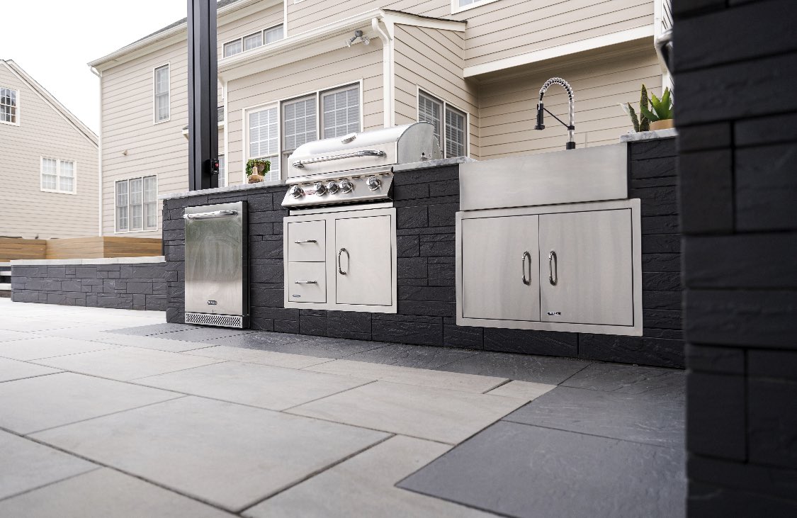 RVAPatios's tweet photo. Transform your backyard into the ultimate entertainment hub with an outdoor kitchen! 🌟 Enjoy the benefits of al fresco dining, increase your home’s value, and make the most of every season. Perfect for gatherings and gourmet experiences right at home. #outdoorkitchen #patios https://t.co/WwYdBXkIBK