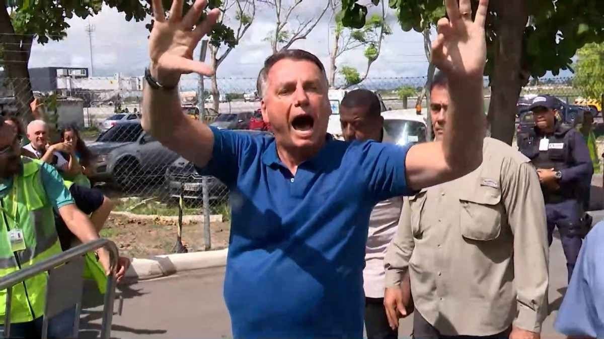 prmalaoficial's tweet photo. Vocês devem ser corajosos e lutar pela liberdade de vocês.

Falou o cara que correu para dormir na embaixada da Hungria com medo de ser preso. https://t.co/QGZcszNRSf