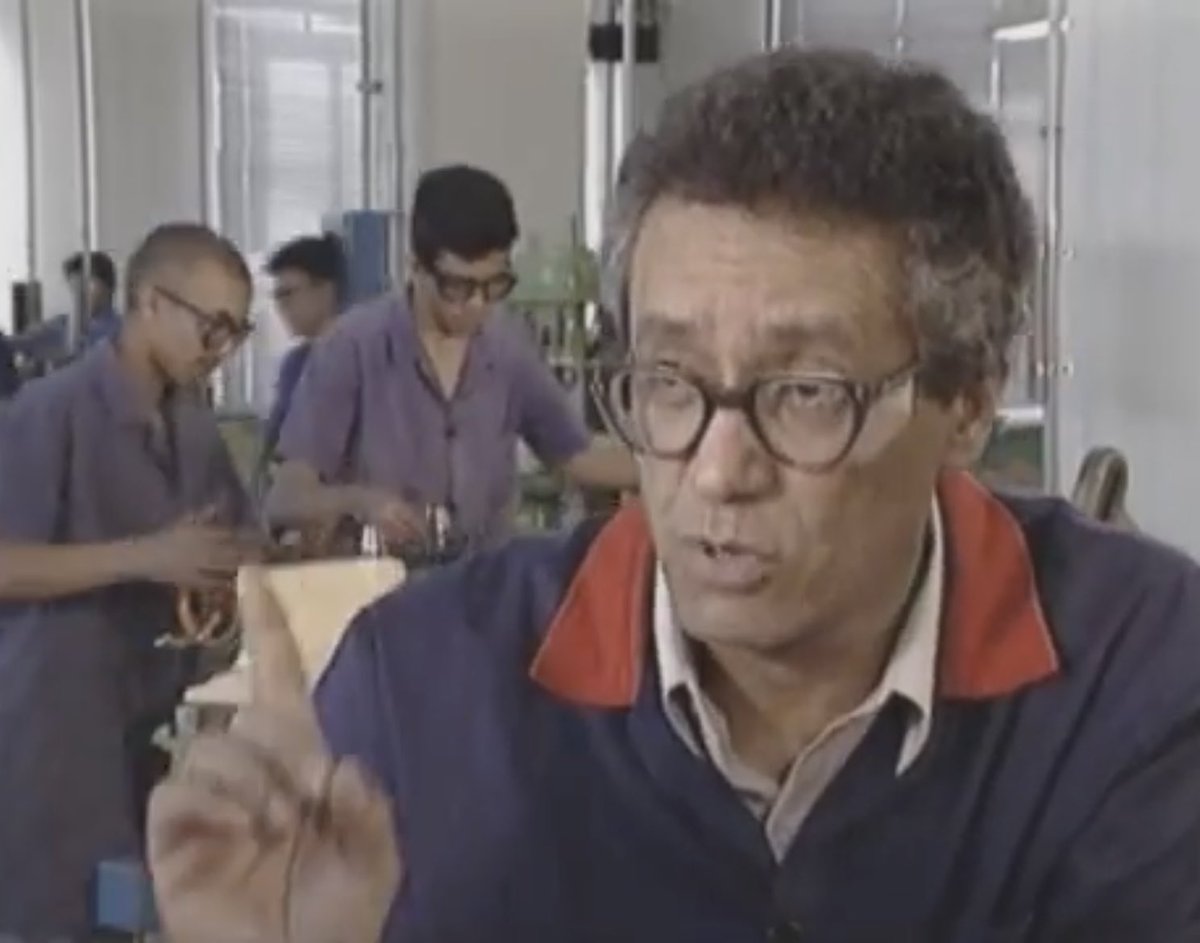 omachoalpha's tweet photo. Constatações sobre o Telecurso 2000:

. A gente deixava lá passando pra ir se arrumando pra ir pra escola;
. Era cheio de atores consagrados;
. Os cara burro do programa eram mais inteligentes que a gente;
. A gente não entendia é nada;
. Ver o Telecurso dava medo de cair aquilo que falavam lá na escola;
. A música tema é pura nostalgia;
. Quando acabava, costumava ser a hora de pegar o rumo e ir pra escola.

Que saudade daquele tempo.