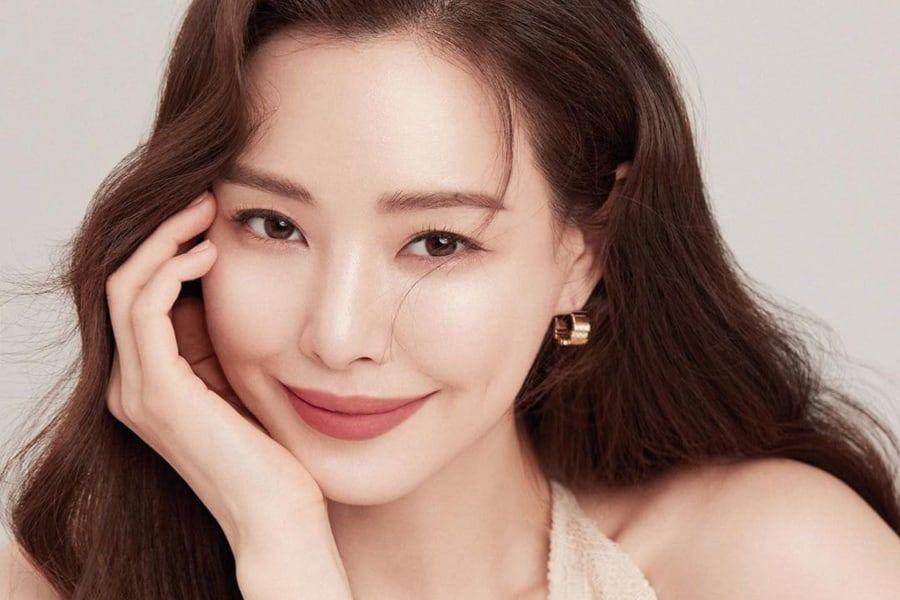 KDramaHandle's tweet photo. #TheImpossibleHeir actress #ChoiHeeJin has signed an exclusive contract with #HoneyLee and #ChoJinWoong's agency Saram Entertainment.
#LeeHaNee #RoyalLoader #조진웅 #로얄로더 #이하늬 #최희진 https://t.co/s4p8fkVhOd
