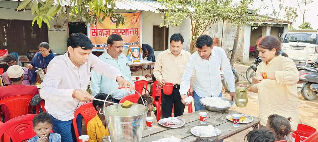 बाबा साहब डॉ. भीमराव आंबेडकर जी की पावन जयंती के अवसर पर आज सेवाज्ञ संस्थानम् की अयोध्या इकाई ने मऊ शिवाला, यदुवंशपुर स्थित ईंट भट्ठे पर श्रमिक परिवारों के साथ सहभोज का आयोजन किया। इसके पूर्व बाबा साहब के चित्र पर माल्यार्पण कर उन्हें श्रद्धाञ्जलि भी अर्पित की गई।