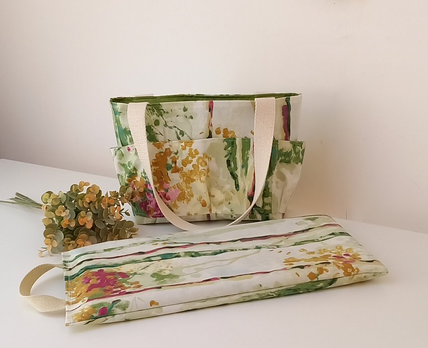 As the sunshine makes more of an appearance and the flowers need pruning, why not garden in style with a pretty (waterproof) bag and kneeler set 🌱 #EarlyBiz #shopindie #MHHSBD cosimas.co.uk/ourshop/cat_17…