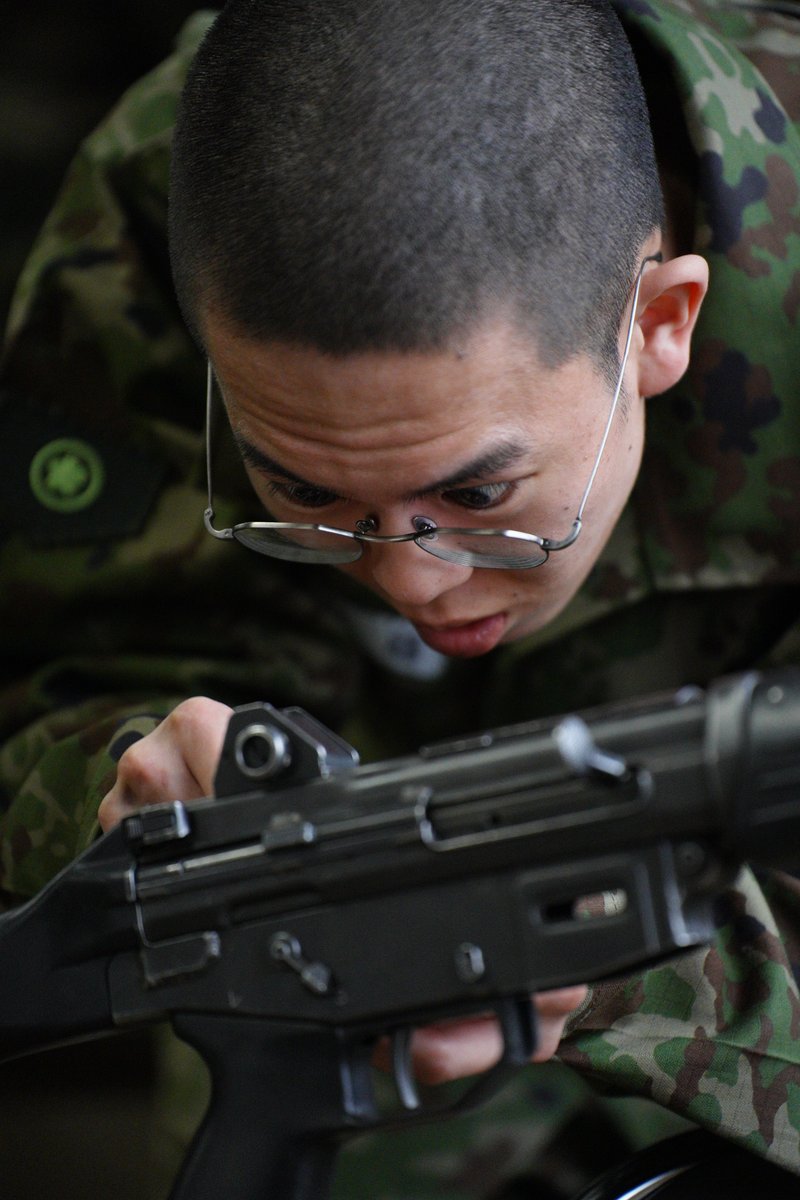 89式小銃の分解・結合】 自衛官候補生は、89式小銃の分解・結合を