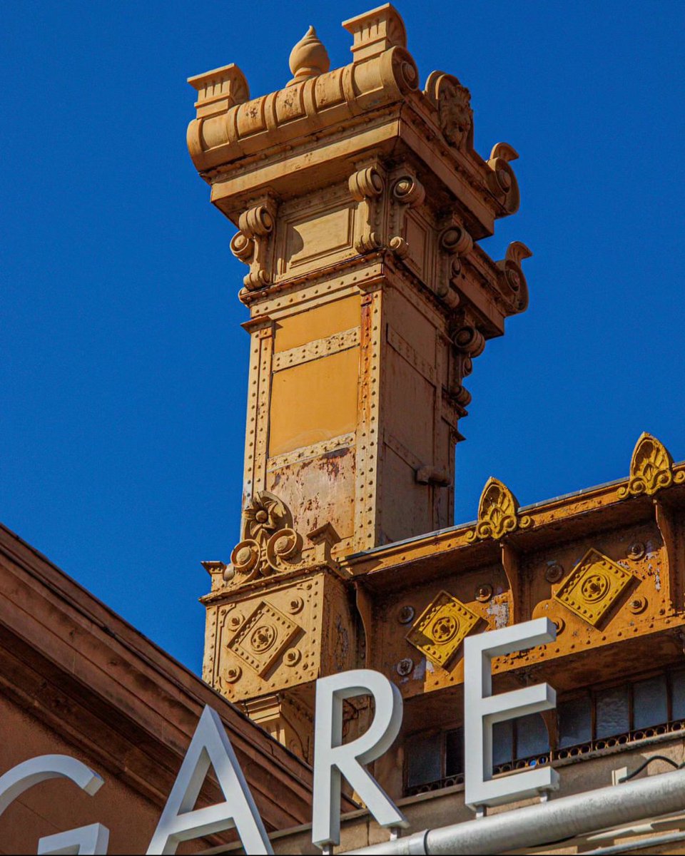 La Gare Saint-Charles a été créée en 1848 pour l'ouverture de la ligne PLM (Paris-Lyon-Marseille). 🚊 📸Merci @‌picture.omar pour cette belle photo #marseille #choosemarseille #visitmarseille #fenetresurmarseille