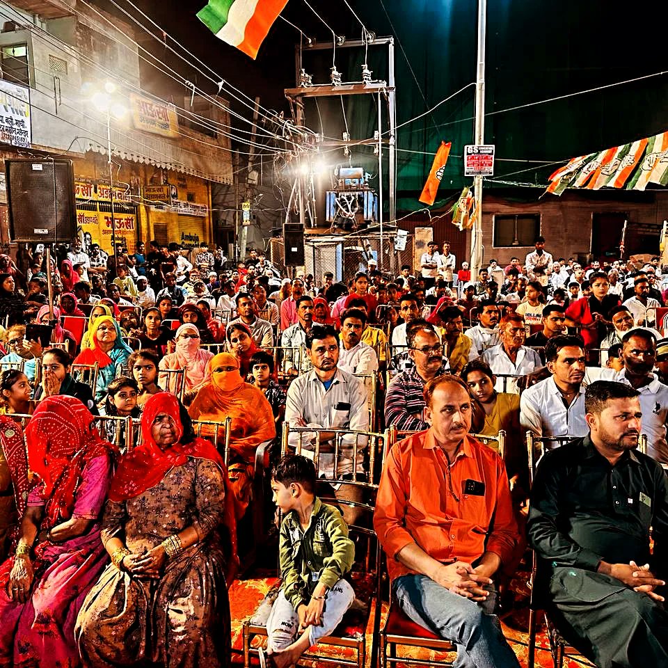 बीकानेर लोकसभा क्षेत्र से कांग्रेस पार्टी के लोकप्रिय प्रत्याशी श्री गोविंदराम जी मेघवाल के समर्थन में बीकानेर शहर में आयोजित जनसभा को संबोधित कर आने वाली 19 अप्रैल 2024 को हाथ के निशान के सामने वाला 03 नंबर बटन दबाकर गोविंदराम जी मेघवाल को भारी मतों से विजयी बनाने की अपील की।