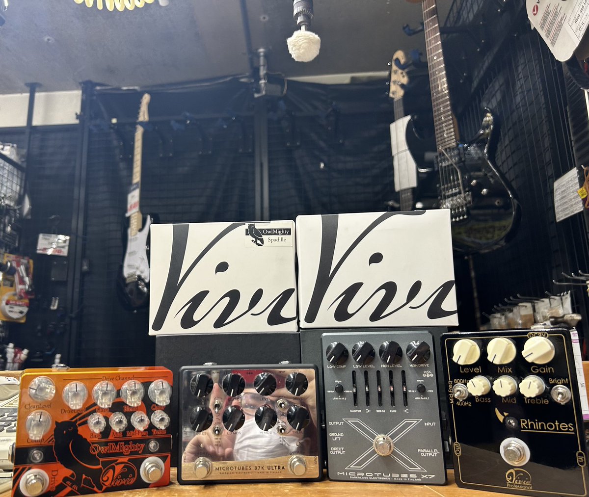 hiroshimaBB's tweet photo. こんにちは😃 #新人桒田 です‼️
ベース用歪みエフェクター、中古でたくさん入荷しましたよ〜‼️
表面がピカピカだったのでつい…
エフェクターデビューにも、マイニューギアにもオススメです‼️
試奏からでも、お待ちしております🔥
ゴリゴリ歪ませていきましょう‼️
#BIGBOSS広島
#Darkgrass
#Vivie https://t.co/oHOzxfgsKl