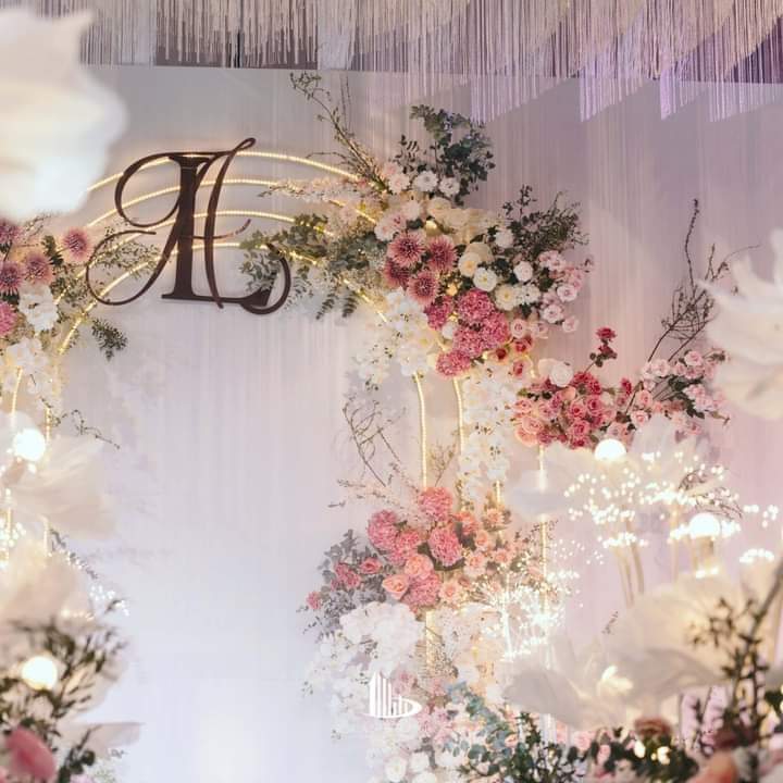 Mình thích nhìn người ta hạnh phúc.

Thật đấy, mình mê anh Mark-prin và chị Kim, mê cách anh chiều chị từng ấy năm để đi đến hôn nhân. 

Mình thích ngồi xem lễ cưới, nhìn người ta trao nhẫn cho người thương hay gạt pháo bông bám trên tóc cô dâu, đọc thề