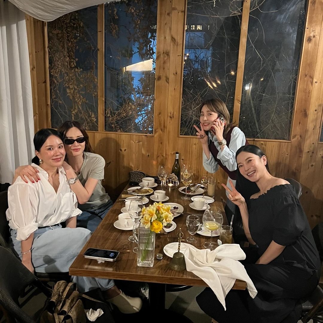 [esora777] 🔗: instagram.com/p/C5xArWdyHM_/… 'Had dinner last night with Junghwa, Sandara, and Yoonji..' #SandaraPark #산다라박 #DARA #다라