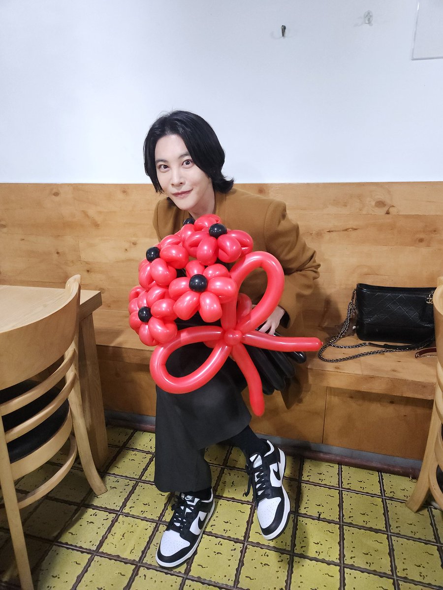 이제 X도 열심히 해보자 🙋‍♂️
진온이 형이 선물해준 신발 👟