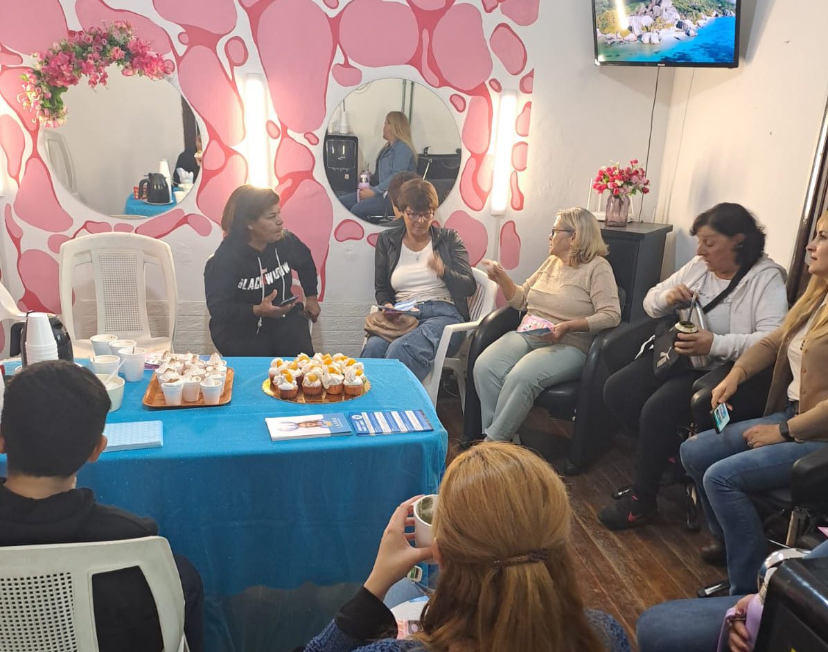 Hoy acompañé a Javier y Lorena en su reunión con vecinas del barrio Peñarol. Felicitaciones por el excelente encuentro para seguir sumando. ➕🇺🇾 #HagamosHistoria