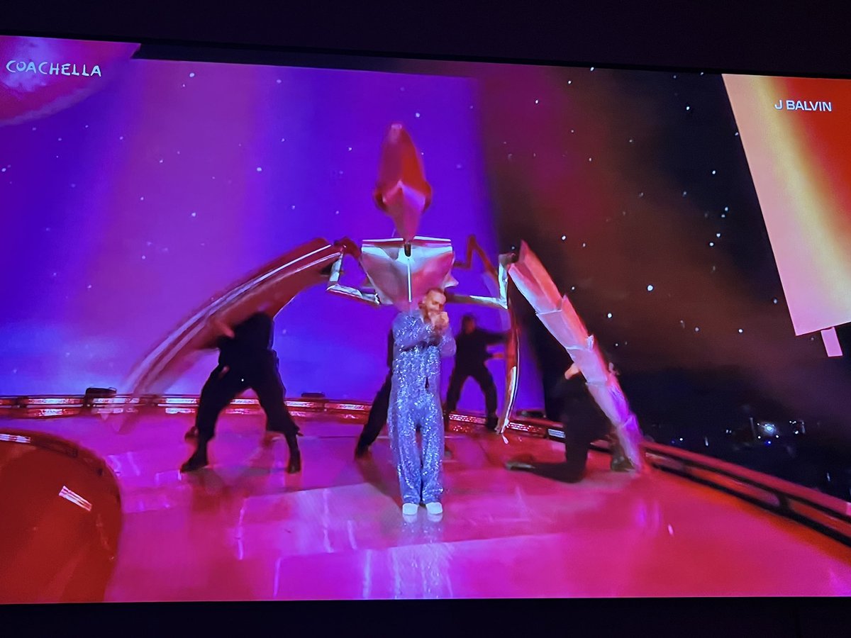 JBALVINMEDFC's tweet photo. AMARILLO 💛 #jbalvin en #coachella es #balvinchella ☄️☄️☄️ todos los aplausos para un show impecable ! Hit tras hit @JBALVIN te amamos https://t.co/gUtNPYxS0z