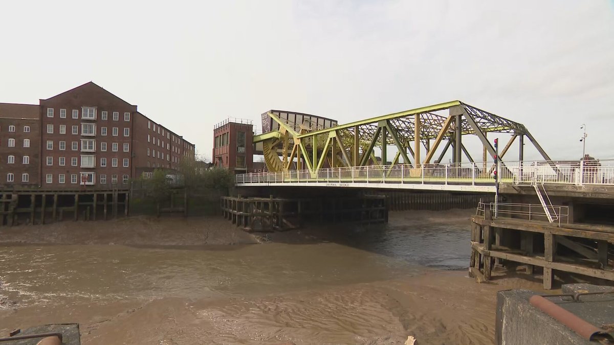 Commuters in Hull are being warned of disruption on the roads this morning as Drypool Bridge remains closed. Engineers say several supporting columns have deteriorated. Diversion routes include North Bridge and Myton Bridge.
