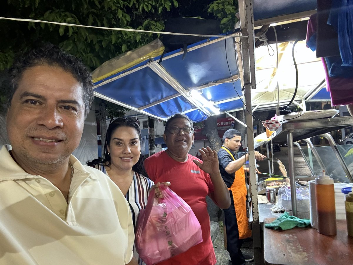 Los mejores Hot Dogs de Playa del Carmen con mi paisano Lolo.                                           

#ConsumeLocal