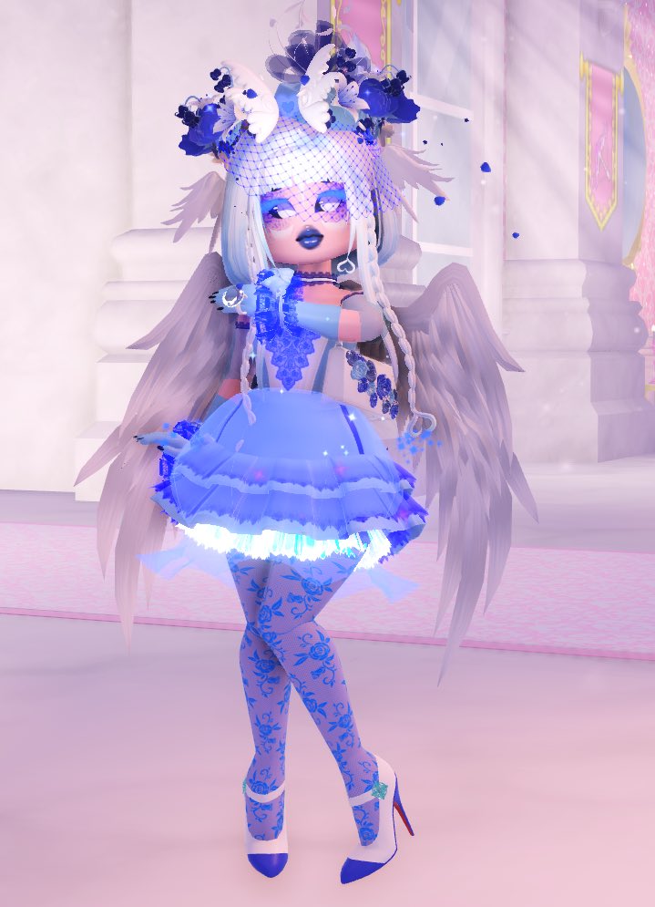 static_odette's tweet photo. Wanna break royale high? Just wear this outfit and you’ll freeze whenever you try to tp! Why? NO IDEA.
(I’ve tried everything to fix this outfit)
~
~
#royalehigh #royalehighbug #royalehighGiveaways #royalehightrading everfriend val spring evening fall 22 23 24 cmb barbie robux https://t.co/JGWsYGhsCZ