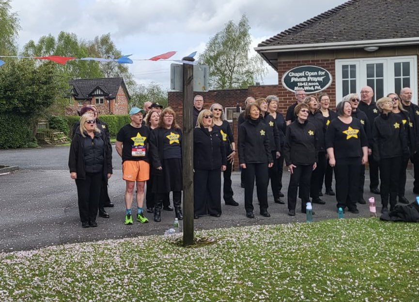 Stopped for a song at about Mile 15 yesterday <a href="/Marathon_Mcr/">Manchester Marathon</a>. with <a href="/rockchoirgmr/">Rock Choir Gtr Manc</a> <a href="/RockChoir/">Rock Choir Official ⭐️</a>. Singing ‘A Thousand Years’ when I got there. Perfect. You all sounded amazing. What a day!