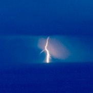 Les derechos, ces orages violents qui nous menacent insu.cnrs.fr/fr/cnrsinfo/pr… Août 2022, une ligne orageuse formée près des Baléares, se déplace vers le nord-est jusqu'à la République tchèque avec des rafales de 225 km/h entrainant la mort de 12 personnes. @CNRS_INSU @CNRS