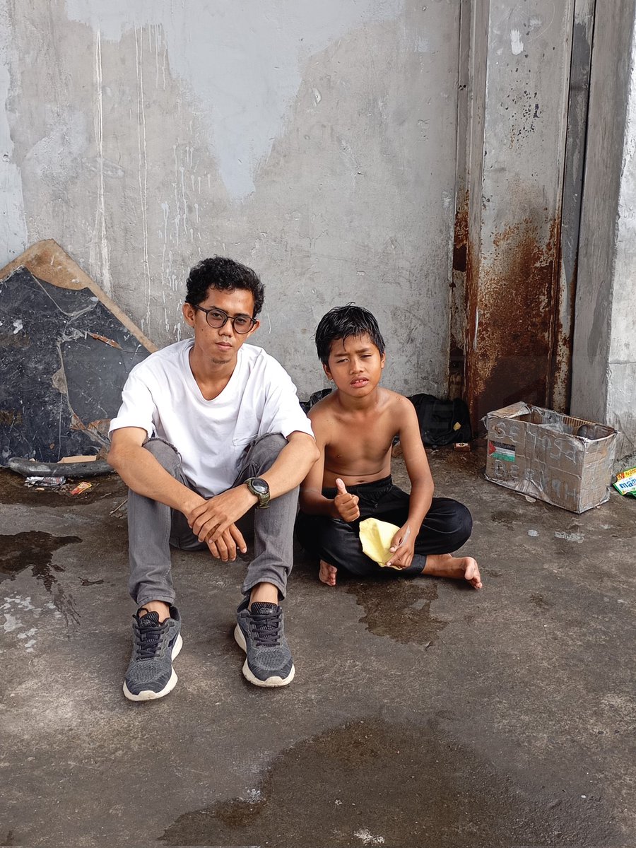 PugalBang's tweet photo. Rehan anak kelas 3 SD, penjual jual tisu di perempatan jalan. Kadang kalo ujan, ia bawa kanebo buat bersihin kaca mobil. 

Orang-orang di sekolahnya nggak asing kalo Raihan biasa jualan di jalan. Walau gitu, Raihan nggak pernah gengsi karena yang penting bisa bantuin keluarga. https://t.co/O8xZlmeCwG