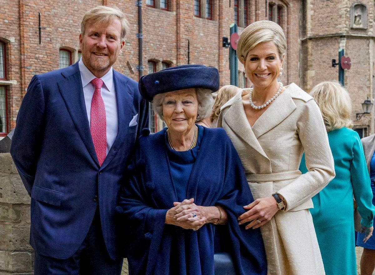 On Thursday, the Dutch royals headed to Middelburg for an awards ceremony, bringing along some splendid pearls, diamonds, and sapphires for the occasion thecourtjeweller.com/2024/04/gleami…