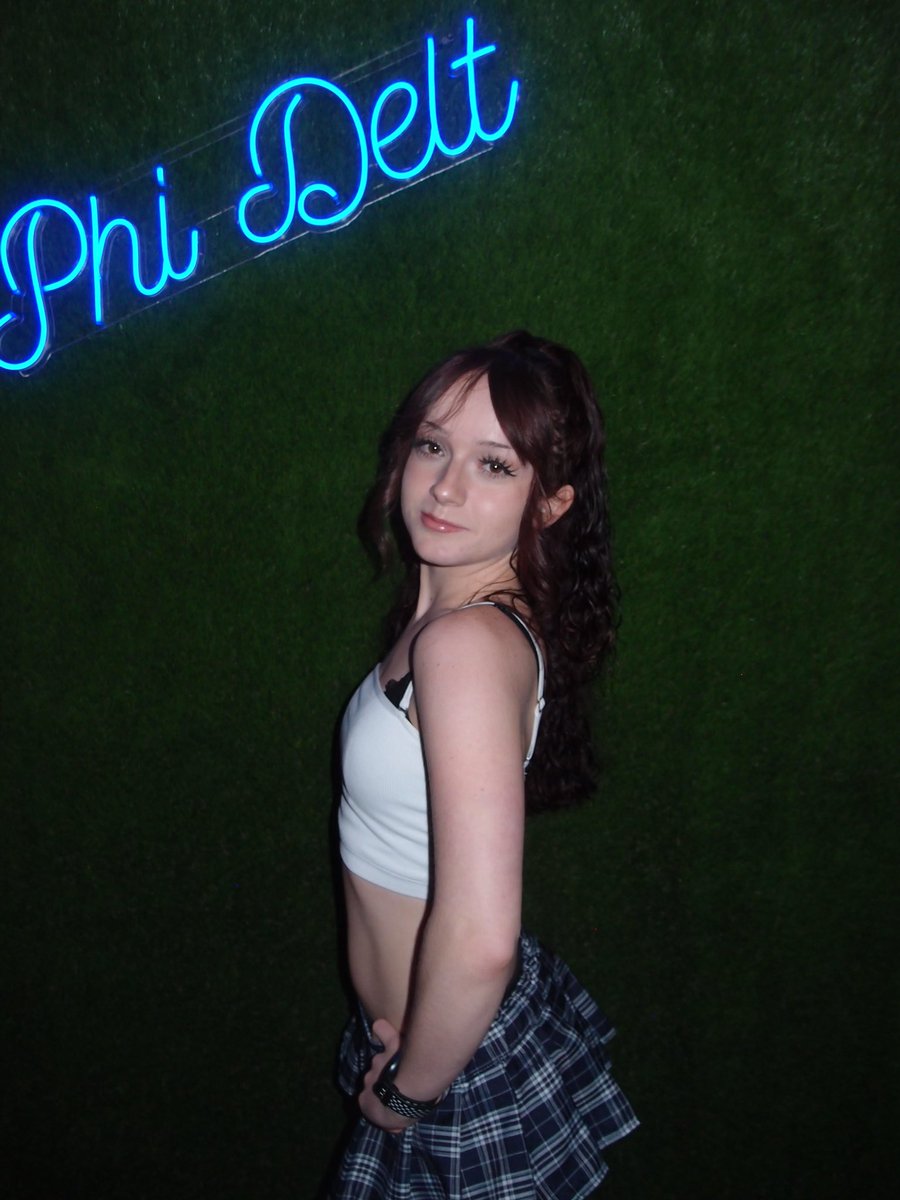 brynniris's tweet photo. when she's a party girl https://t.co/ZwY3RE5ef5