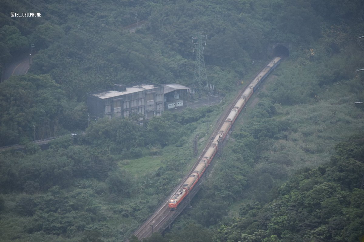 莒光号(きょこうごう) 台湾鉄路管理局、台鉄で運行されている列車種別の一つで、日本の鉄道の急行列車にあたる。本数も少なく、2024年を目処に廃止のウワサもあり、客レが台湾からなくなる日もそう遠くはないだろう。今回の台湾渡航の目的でもあった週一の夜行列車にも乗れたし、色々撮れて良かった。