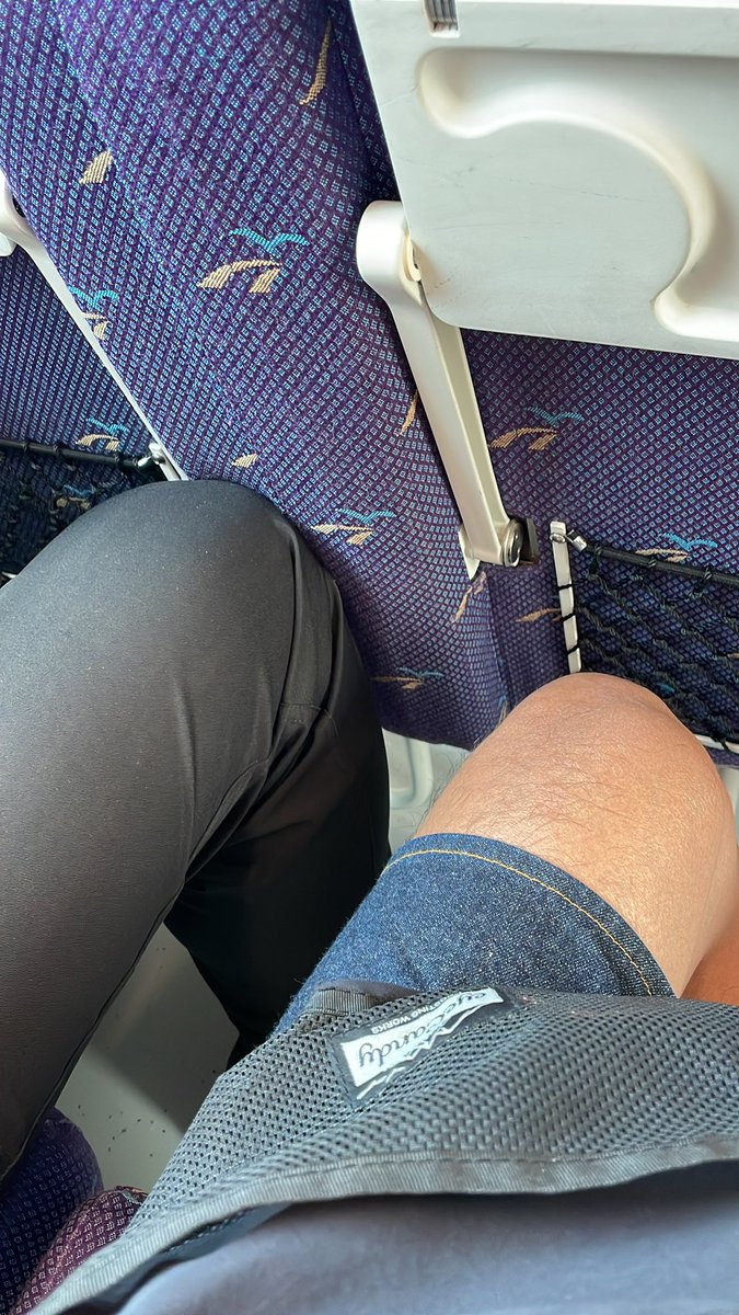JacoChangTPC's tweet photo. 這超線的老兄看似文質彬彬剛入坐前還excuse me很有禮貌結果一坐下就開始挖鼻孔大挖特挖讓我不敢看他到底有沒有吃掉然後挖乾淨以後現在睡著了 https://t.co/gLgyq1L6Un