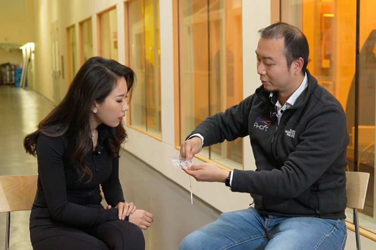 茜姐受邀主持了连续三天的2024年哈佛中国论坛（硅谷101作为官方媒体合作伙伴），听听大佬们的声音，也被启发了好多选题，最开心的是上飞机之前夜游采访了哈佛脑机接口实验室，太精彩了。等节目吧～🌹（Btw超开心听到好多波士顿哈佛MIT小伙伴对硅谷101的喜爱🥰，连去个川菜馆都能被服务员认出来 ）