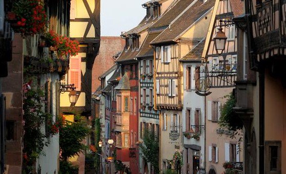 Superbe vue de Riquewihr. L'#Alsace est belle faisons le savoir. #MagnifiqueAlsace #BaladeSympa #MagnifiqueFrance