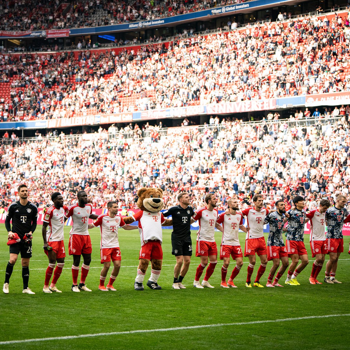 Bir hegemonya nin sonu...✌️💙💛 Bayer Leverkusen, 119 yıllık tarihinde ilk kez Bundesliga şampiyonu olmayı garantiledi. Bayer Leverkusen, ligin son 5 haftasına en yakın takipçisi Bayern Münih'in 16 puan önünde girdi ve Bayern Münih'in 11 yıllık şampiyonluk serisini bozmuş oldu.