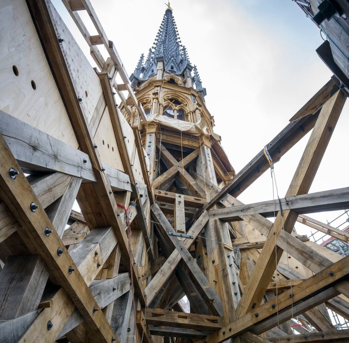 Today is the 5th anniversary of the fire at Notre-Dame. In 8 months the cathedral will open its gates to everyone. Today we can clearly see the new spire while the scaffolding is coming down. Don’t forget to look up if you pass by as the amazing woodwork will soon be covered!