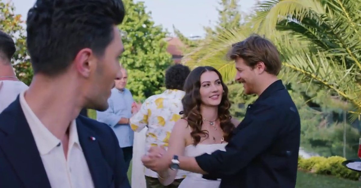 softdizi's tweet photo. vou ser sincera, apesar de eu achar linda a química entre a esra e ozan eu acho que esra e çinar fariam um casal lindo #AşkMantıkIntikam #EsqueçameSePuder https://t.co/Sf3SB6w99B