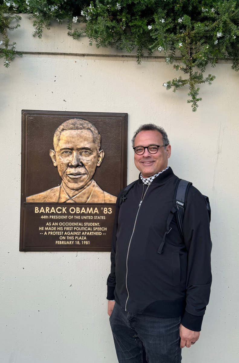 Barry (@BarackObama) and I met briefly at @Occidental, where I went to talk about Palestine. Fourteen years ago, I wrote this about Barack Obama and @DineshDSouza - counterpunch.org/2010/10/13/the…