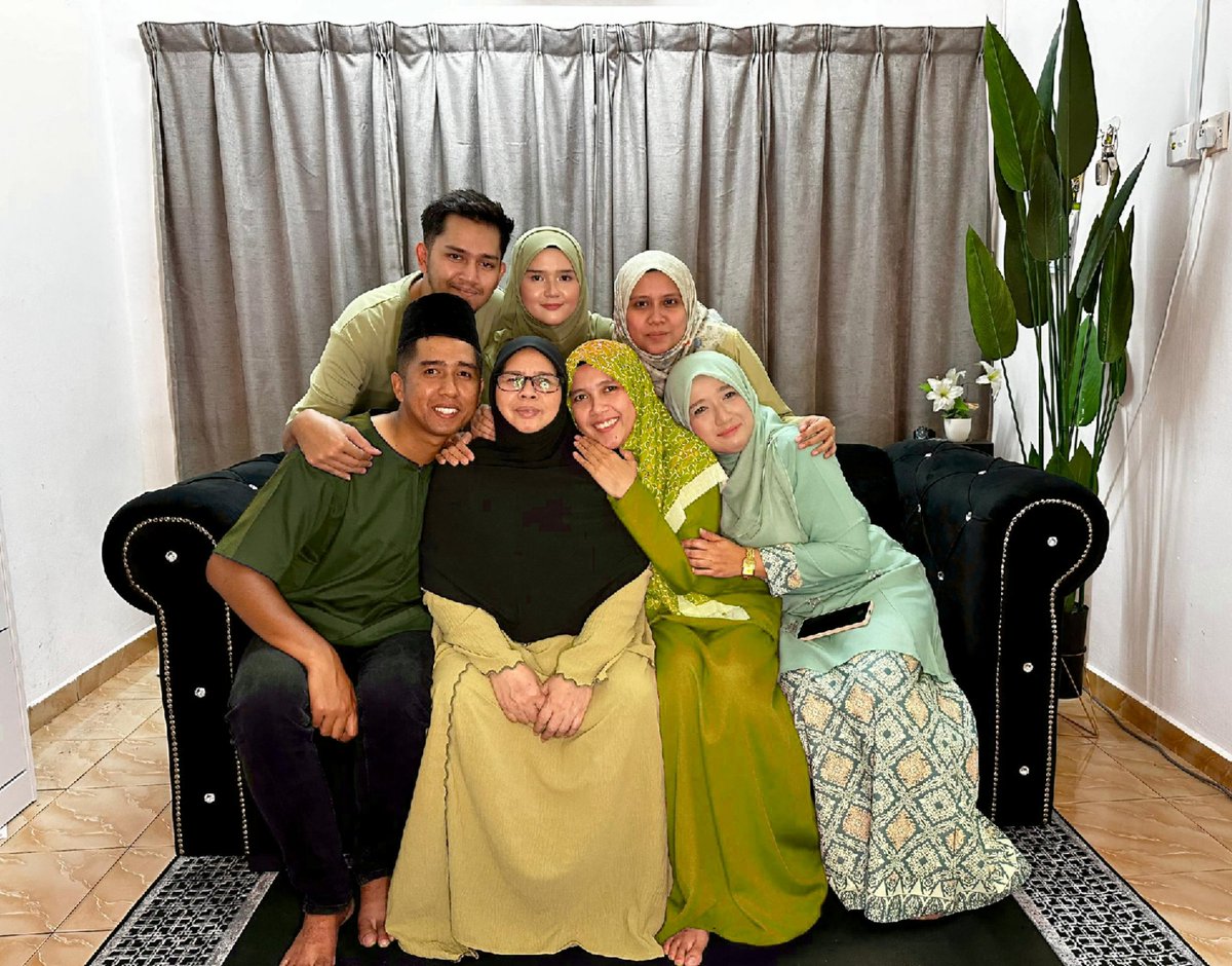 zalyazahari's tweet photo. Photoshoot dekat rumah lepastu edit dekat PicsArt je 👀

Before                                   After https://t.co/QAXmAUuFRS
