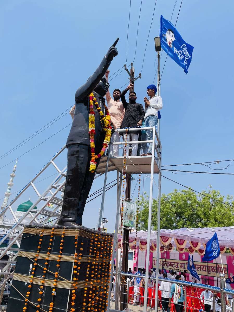 saumitrdevsingh's tweet photo. #abvpniwari 
आज अखिल भारतीय विद्यार्थी परिषद निवाड़ी द्वारा बाबा साहेब आंबेडकर जी जयंती पर माल्यार्पण किया एवं ग्राम दुमदुमा में मतदाता जागरूकता किया। जिसमे प्रमुख रूप से महाकौशल प्रांत सह संगठन मंत्री श्री मनोज यादव जी एवं नगर कार्यकारिणी के कार्यकर्ता उपस्थित रहे
#abvp_niwari https://t.co/gKWBj2qWzG