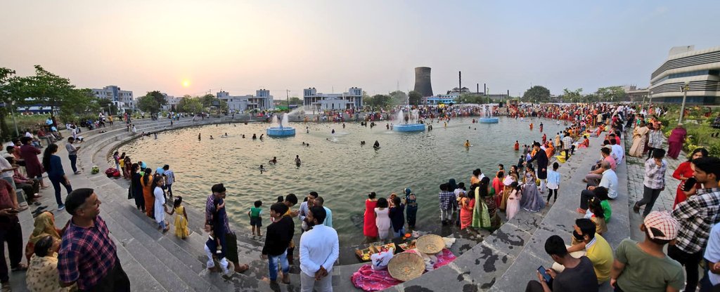 मनमोहक दृश्य! मन से (मनसा), वचन से (वाचा) और कर्म से (कर्मणा) समर्पण, शुद्धता व सादगी एक साथ देखनी हो, तो #छठ_पूजा शायद सर्वोत्तम अवसर है। आज सुबह कृषि भवन, मीठापुर परिसर में @Agribih के कर्मियों तथा अन्य श्रद्धालुओं ने छठ पूजा की। कुछ तस्वीरें👇 #chhathpuja2024 #Patna