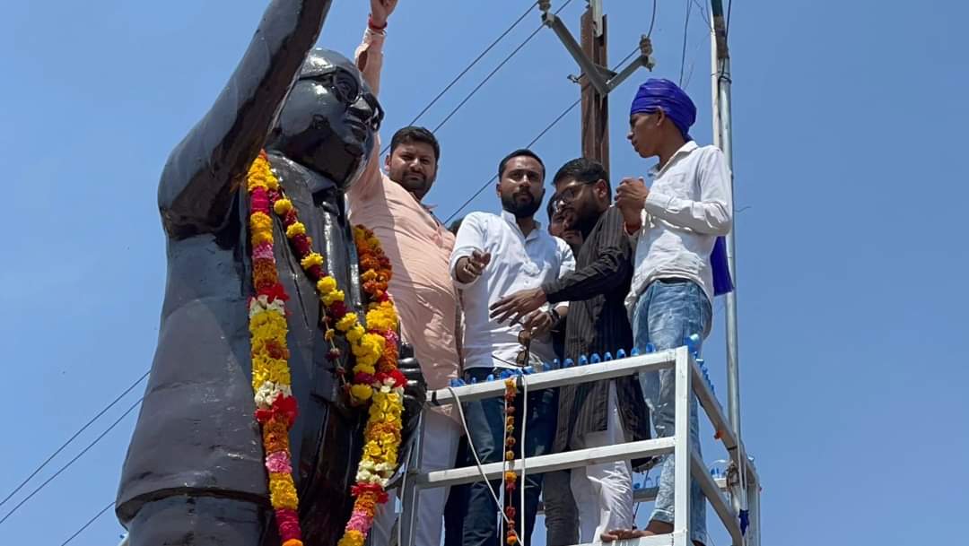 saumitrdevsingh's tweet photo. #abvpniwari 
आज अखिल भारतीय विद्यार्थी परिषद निवाड़ी द्वारा बाबा साहेब आंबेडकर जी जयंती पर माल्यार्पण किया एवं ग्राम दुमदुमा में मतदाता जागरूकता किया। जिसमे प्रमुख रूप से महाकौशल प्रांत सह संगठन मंत्री श्री मनोज यादव जी एवं नगर कार्यकारिणी के कार्यकर्ता उपस्थित रहे
#abvp_niwari https://t.co/gKWBj2qWzG