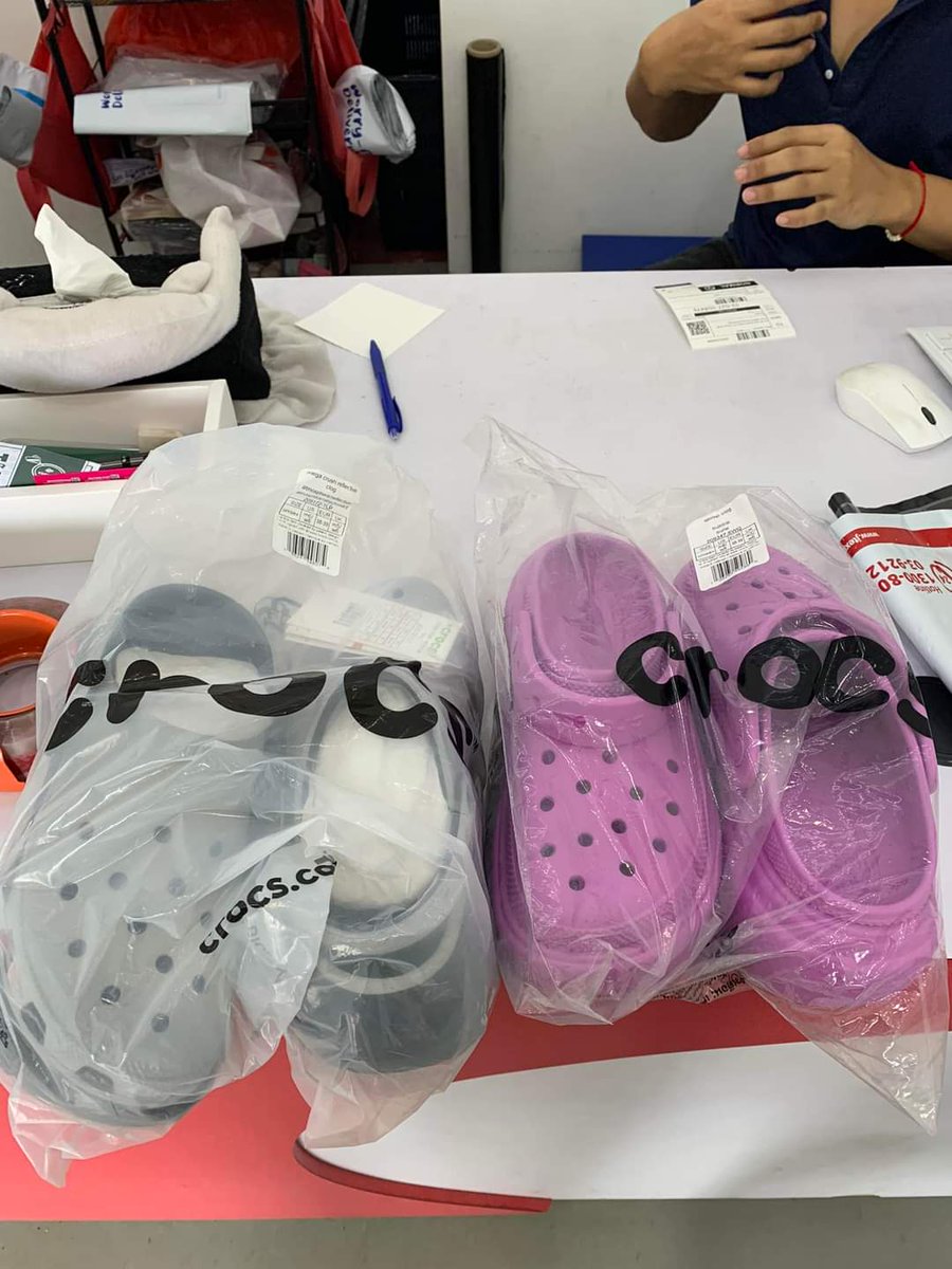 rainbow_divine's tweet photo. Sempat lagi Ain ke Singapore dan pos kasut Crocs ke customer di Ampang.

Terima kasih Sis Syamimi sudi order dengan Ain.

Selamat pakai kasut baru dan Selamat Hari Raya🥰

#kasutbaru #kasutcantik #kasutjalan #kasutraya #selamathariraya #SHRMZB #hariraya2024 https://t.co/fYFwDyH3Ia