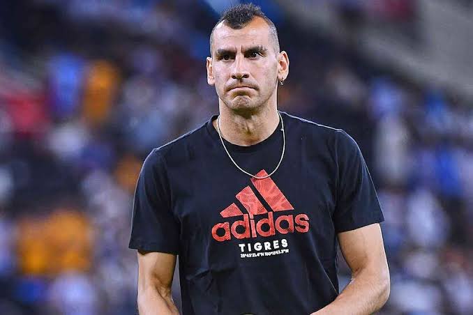 Drayado26's tweet photo. 🚨ULTIMA HORA
Nahuel Guzman portero de Tigres se ha retirado del futbol, debido a que el jugador menciono en una rueda de prensa que cuando realice una acción desleal a sus principios se retiraría del futbol, este ya seria su sexto retiro, esperemos y no vuelva. https://t.co/kcRUXWh42f