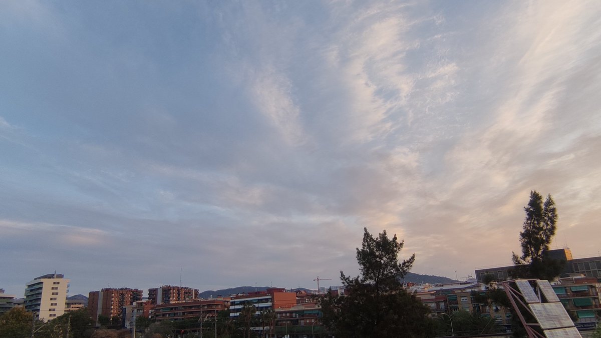 #Bondia. #Dilluns 15/4/24. Estació meteorològica del #BarriCentre de #Cornellà. Dades actualitzades a les 7:20' hores: -T 15,2°C -HR 54% -Pressió 1018,8 hPa -#Mestral en calma -T Mínima 14,8°C -T Màxima 17,7°C -Ratxa màxima #Vent del NNE. 13 km/h El cel a Cornellà, ara👇