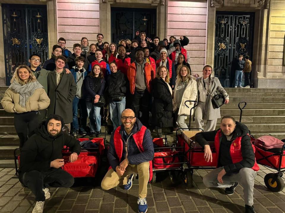 ElhossainAms's tweet photo. ❤️ Nous chérissons avant tout le partage avec nos amis et la lutte contre leur solitude.

🌟 Dotés d’une volonté et d’une attitude positive, chaque vendredi nous arpentons les rues de Lille  pour distribuer des repas chauds ,vêtements et kits d’hygiène à ceux dans le besoin https://t.co/6oUc3x8BJf