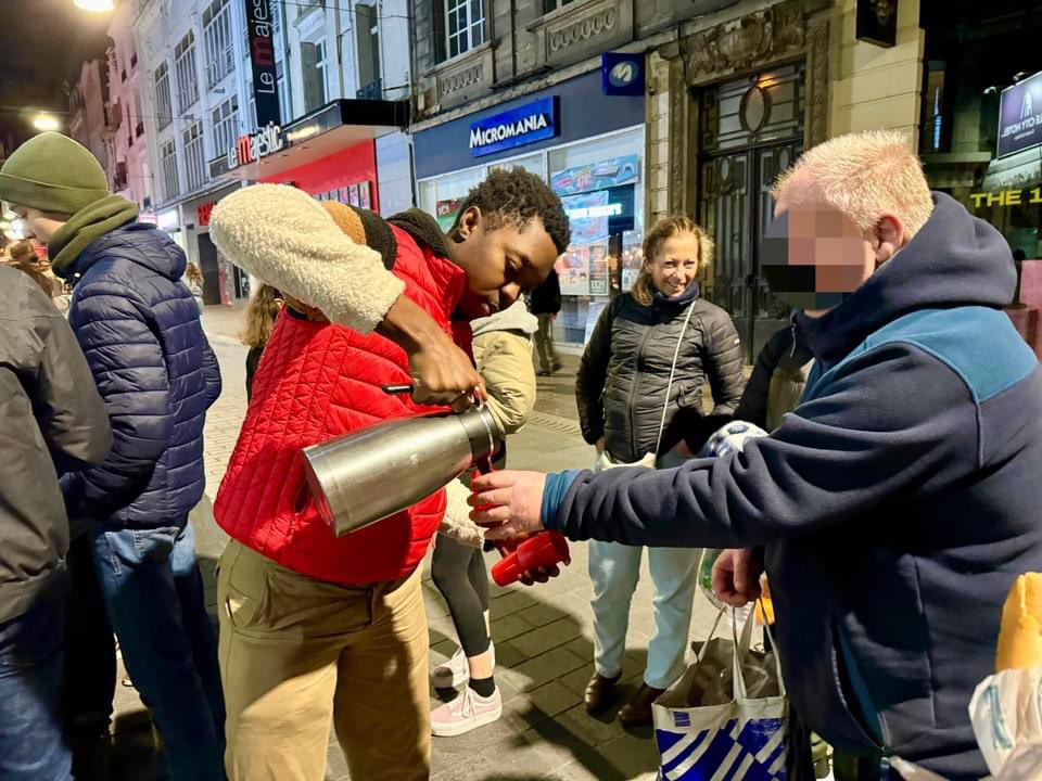 ElhossainAms's tweet photo. ❤️ Nous chérissons avant tout le partage avec nos amis et la lutte contre leur solitude.

🌟 Dotés d’une volonté et d’une attitude positive, chaque vendredi nous arpentons les rues de Lille  pour distribuer des repas chauds ,vêtements et kits d’hygiène à ceux dans le besoin https://t.co/6oUc3x8BJf