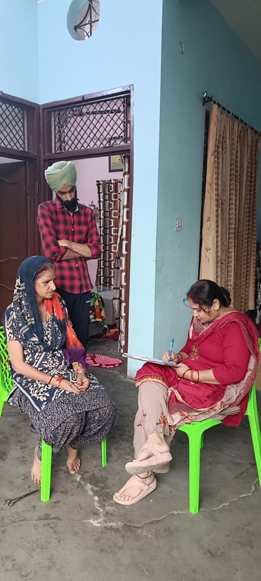 HaryanaPMC's tweet photo. : @MahilaCongress अध्यक्ष @LambaAlka जी व  HPMC अध्यक्ष @SudhaHpmc जी के दिशा निर्देश अनुसार ने #कुरुक्षेत्र से ग्रामीण जिला अध्यक्ष मीना शर्मा ने कांग्रेस की गारंटी को घर-घर तक पहुंचाने का काम किया https://t.co/ySNUZjeeDY