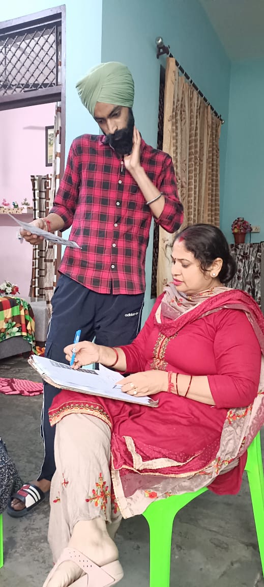 HaryanaPMC's tweet photo. : @MahilaCongress अध्यक्ष @LambaAlka जी व  HPMC अध्यक्ष @SudhaHpmc जी के दिशा निर्देश अनुसार ने #कुरुक्षेत्र से ग्रामीण जिला अध्यक्ष मीना शर्मा ने कांग्रेस की गारंटी को घर-घर तक पहुंचाने का काम किया https://t.co/ySNUZjeeDY