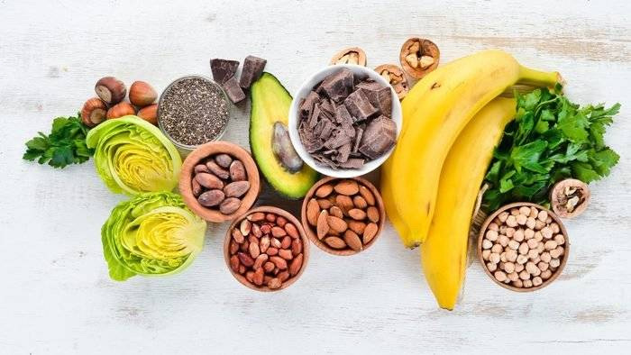 Magnesium is important for healthy blood pressure & blood sugar levels, less anxiety & migraines, better sleep, and good bowel movement.

Eat magnesium rich foods often

1. Pumpkin seeds
2. Broccoli
3. Avocado
4. Bananas
5. Almonds
6. Spinach
7. Dark chocolate
8. Beans & legumes