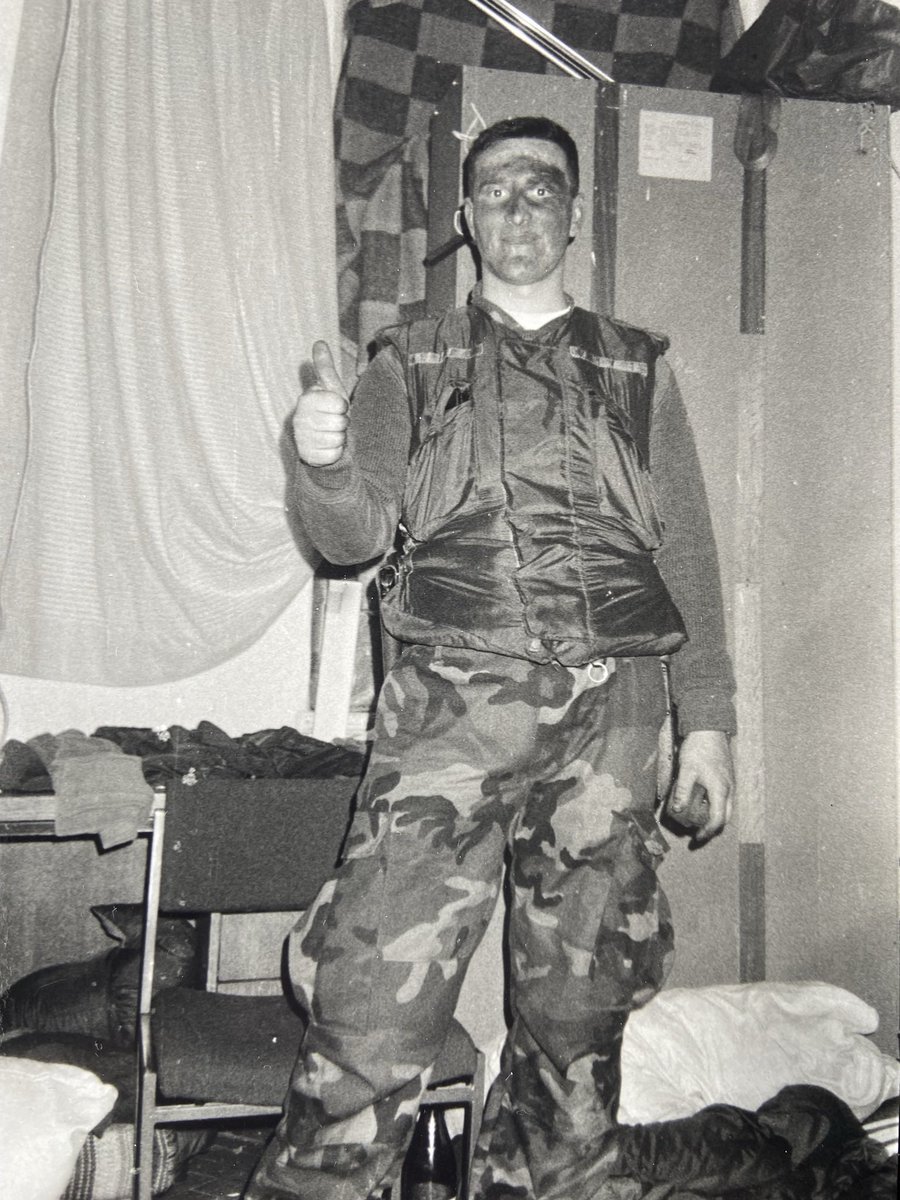 matebunkercapin's tweet photo. Ako mislite da je sve mračno oko vas. Pogledajte ponovo! Možda ste vi to svjetlo 🕯️
Fotka (Svibanj ‘92) D.M daje palac gore nakon povratka u privremenu bazu. Opkoljeni grad #mostar koji se nije predao. #hrvatska #matica
#knjiga #putnatrag @Matica_hrvatska https://t.co/tesZAQg2Mh