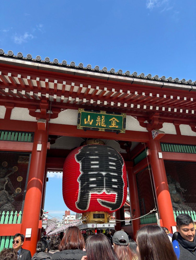 kitano_omairi's tweet photo. 【 頂戴致しました ③ 】

『 金龍山 浅草寺 』 

仲良し女子達の都内ツアーにて
コースの途中にての代拝ですね。

東京土産や下手な菓子よりも
コッチが良いでしょ？と😂

職人による蒔絵の御朱印帳
Ｓ山さん、高価な物��感謝です。

＃金龍山浅草寺 https://t.co/lmPfC43qww